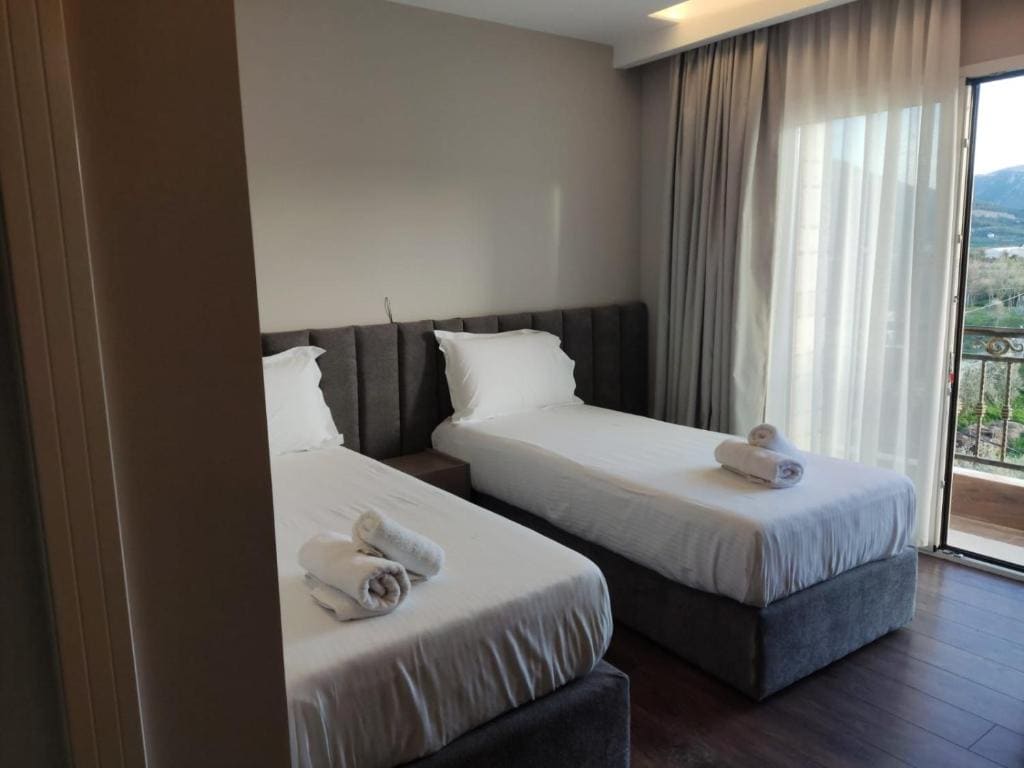 Twin Room with Balcony room - Image 1