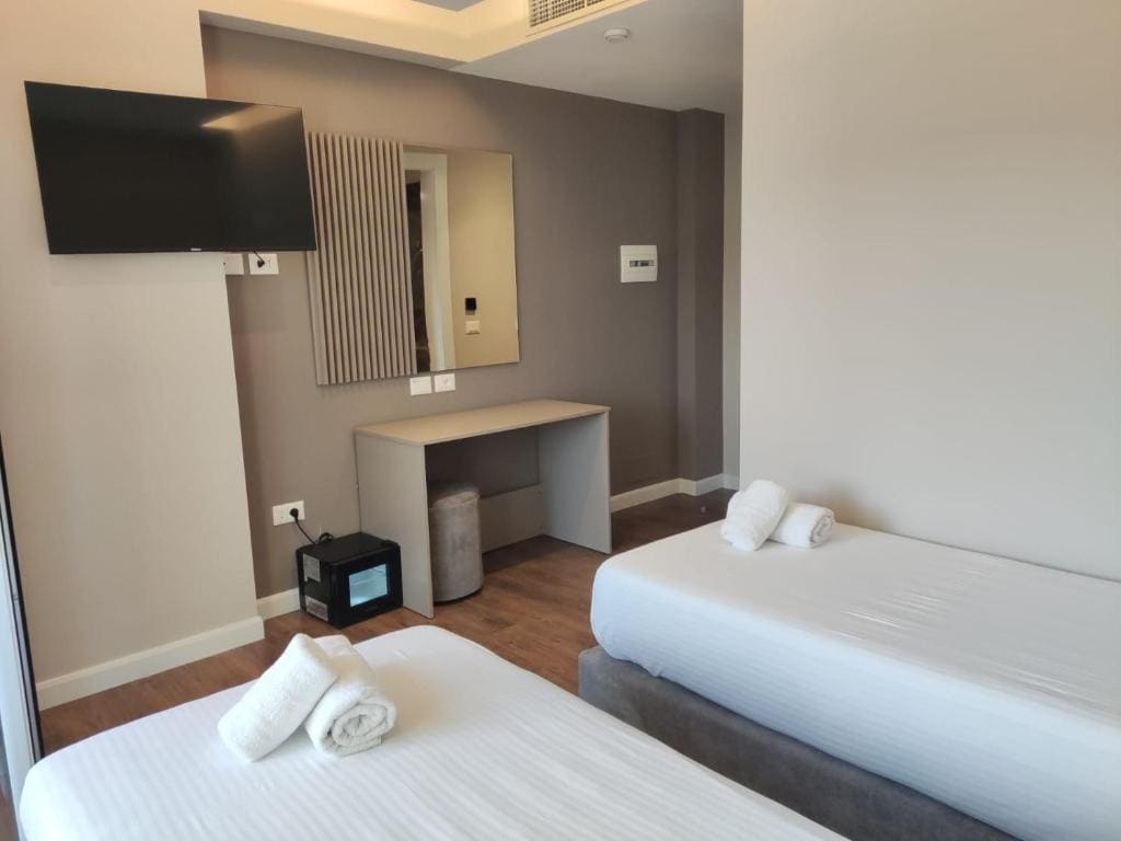 Twin Room with Balcony room - Image 2