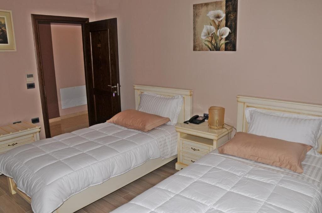Twin Room with Balcony room - Image 3