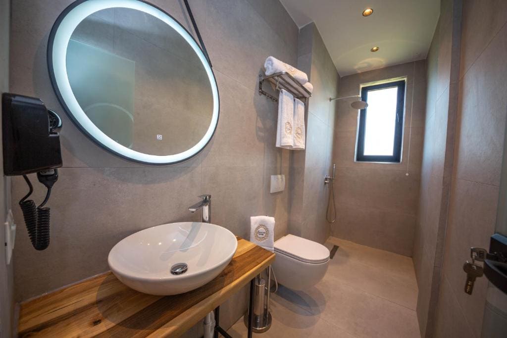 Deluxe Double Room with Balcony and Sea View room - Image 2