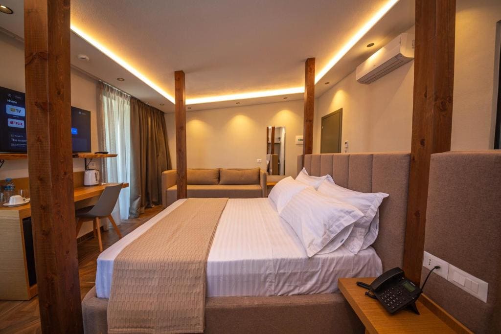 Deluxe Suite with Balcony and Sea View room - Image 1