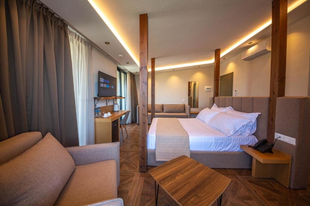 Deluxe Suite with Balcony and Sea View room - Image 2