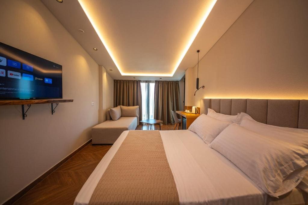 Superior Double Room with Balcony and Sea View room - Image 3