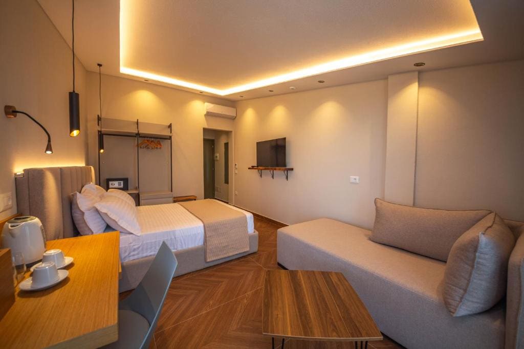 Superior Double Room with Balcony and Sea View room - Image 2