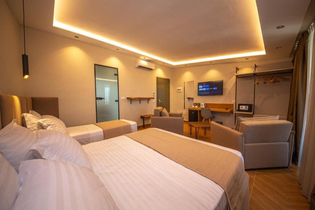 Triple Room with Balcony room - Image 1