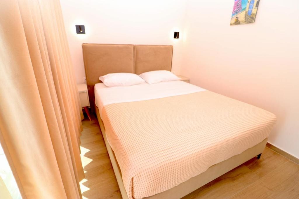 Double Room with Balcony room - Image 2