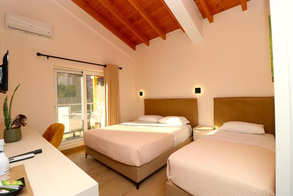 Triple Room with Balcony room - Image 1