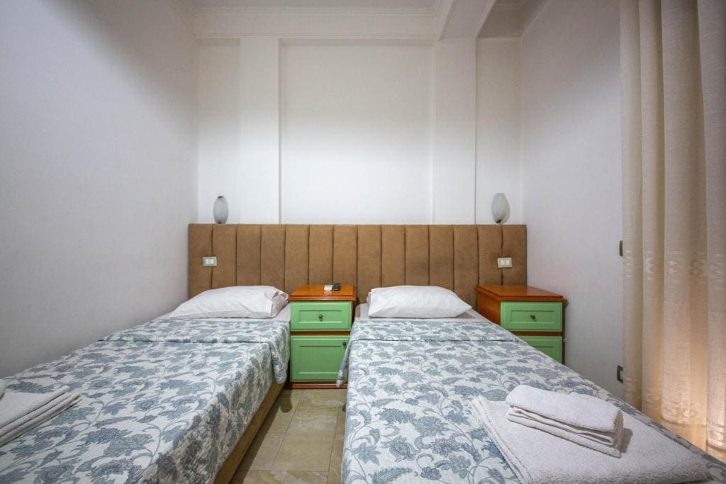 Twin Room with Balcony room - Image 3