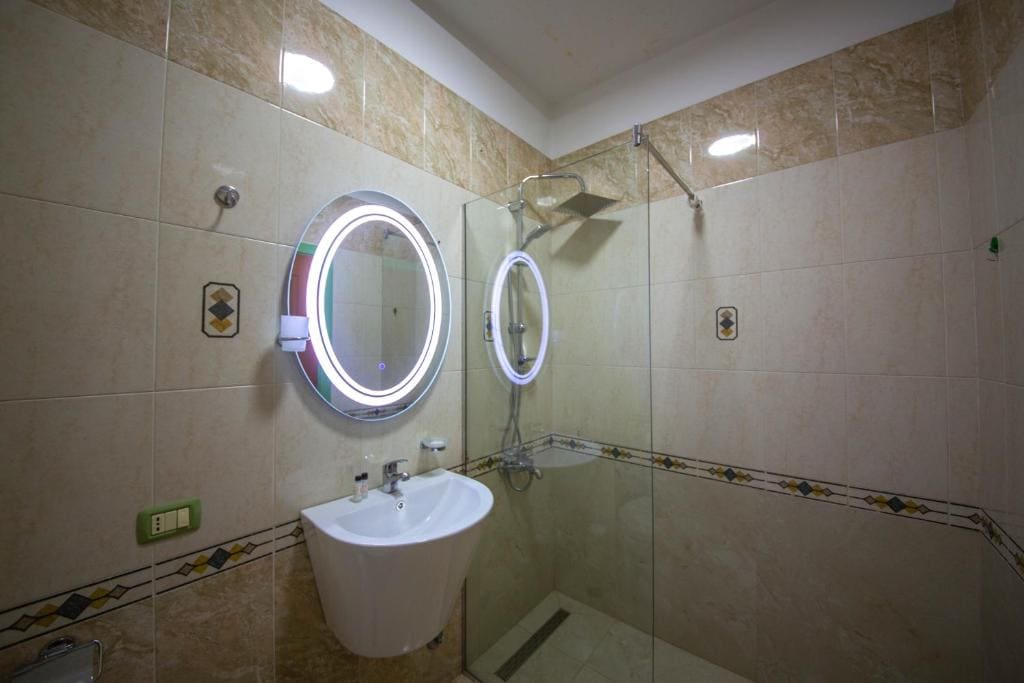 Twin Room with Balcony room - Image 2