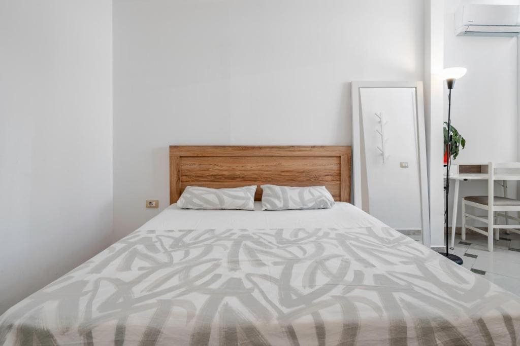 Basic Triple Room with Shared Bathroom room - Image 2