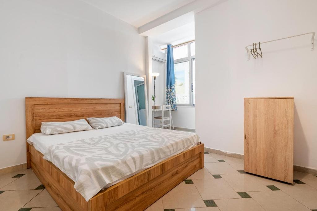 Basic Triple Room with Shared Bathroom room - Image 3