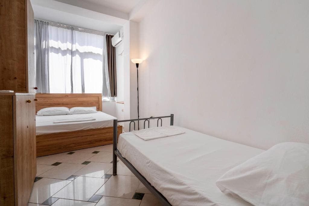 Economy Triple Room with Shared Bathroom room - Image 3