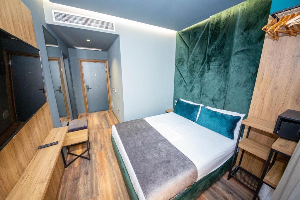 Standard Deluxe Double Room with Side Sea View room - Image 3