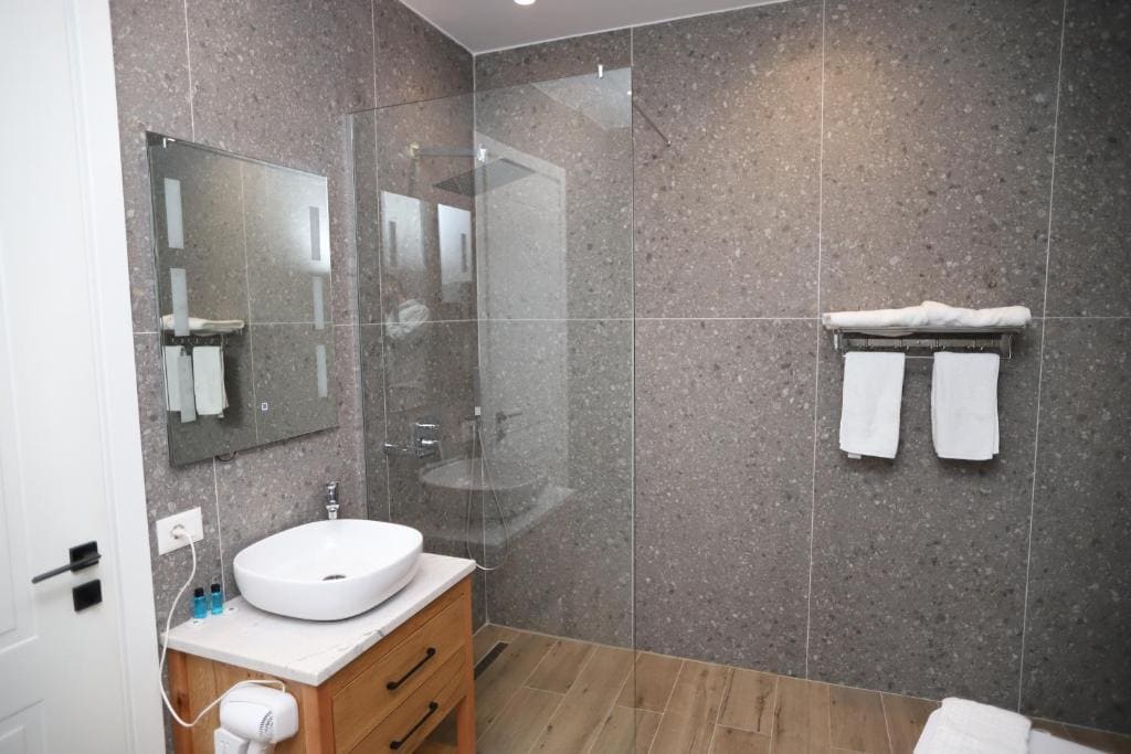 One-Bedroom Apartment with Balcony room - Image 1