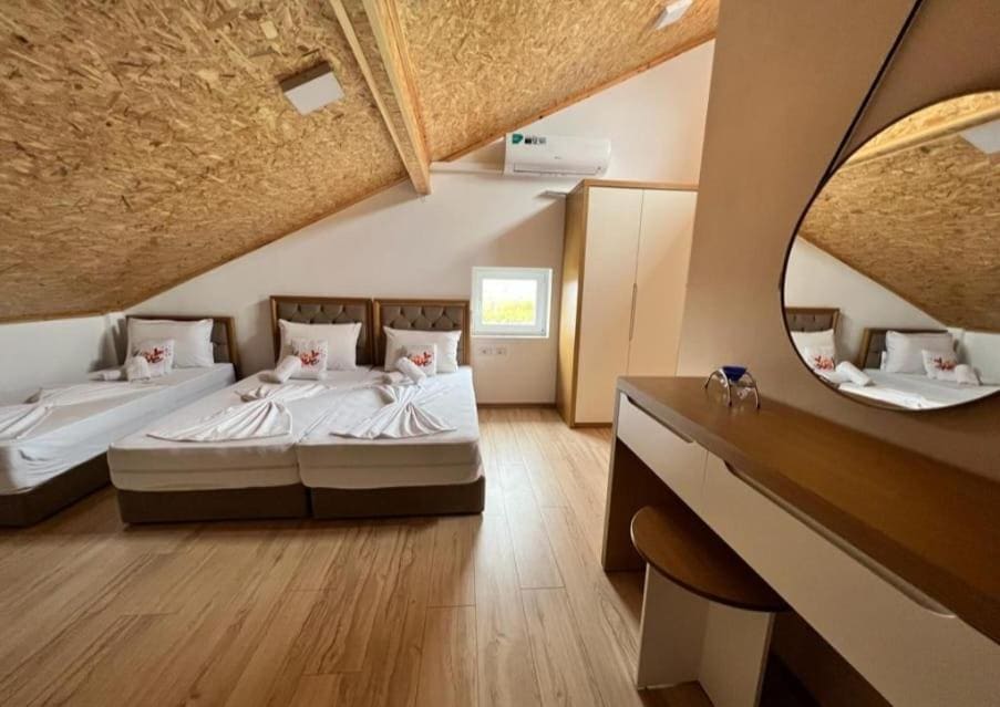 Deluxe Family Room room - Image 1