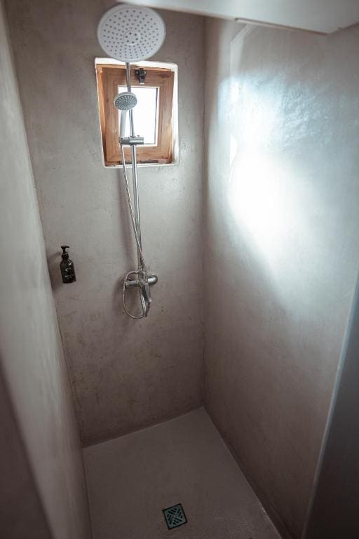 Economy Quadruple Room with Shared Bathroom room - Image 3