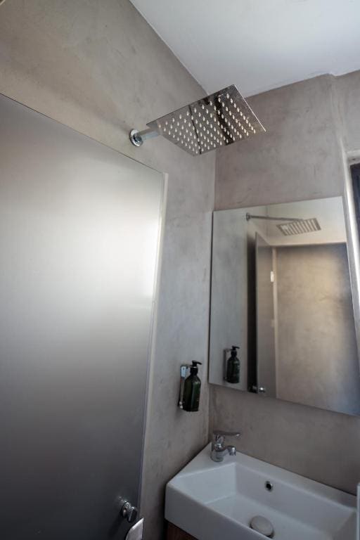 Economy Quadruple Room with Shared Bathroom room - Image 2