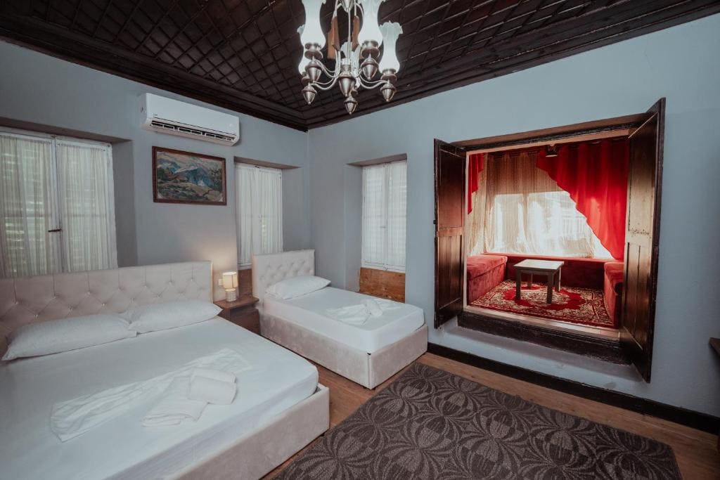 Triple Room with Shared Bathroom room - Image 3
