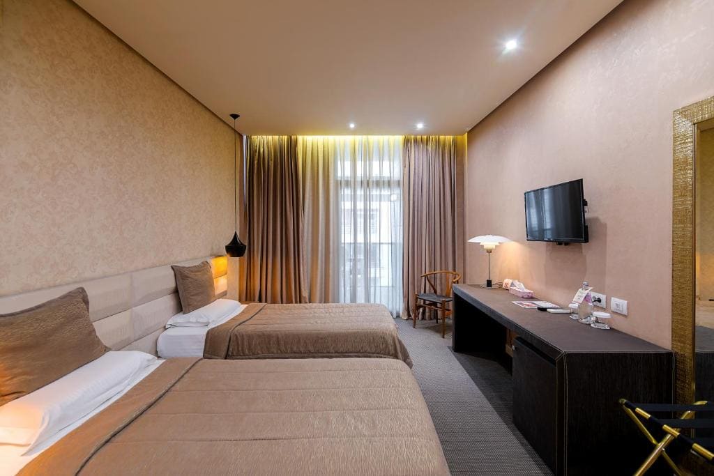 Twin Room with Balcony room - Image 3