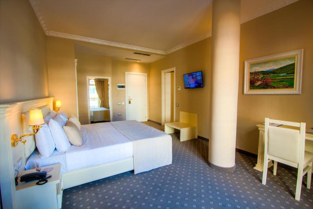 Deluxe Queen Room room - Image 2