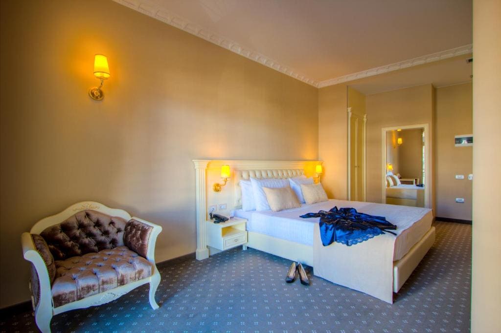 Deluxe Queen Room room - Image 3