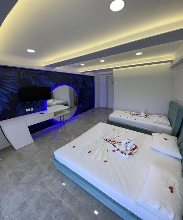 Deluxe Quadruple Room room - Image 2