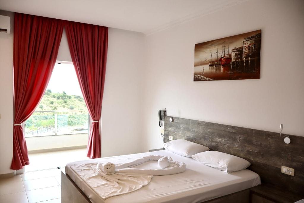 Double Room with Balcony and Sea View room - Image 2