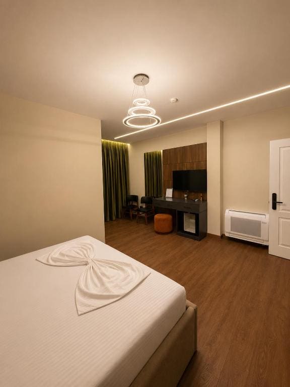Double Room with Balcony room - Image 2