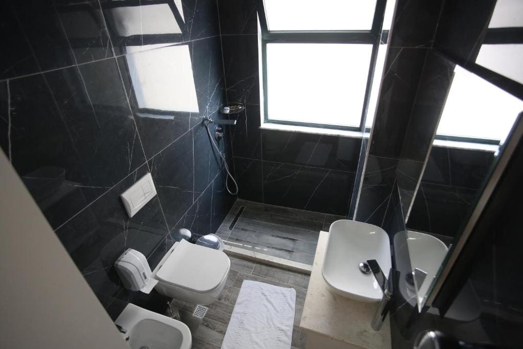 Double Room with Balcony room - Image 3