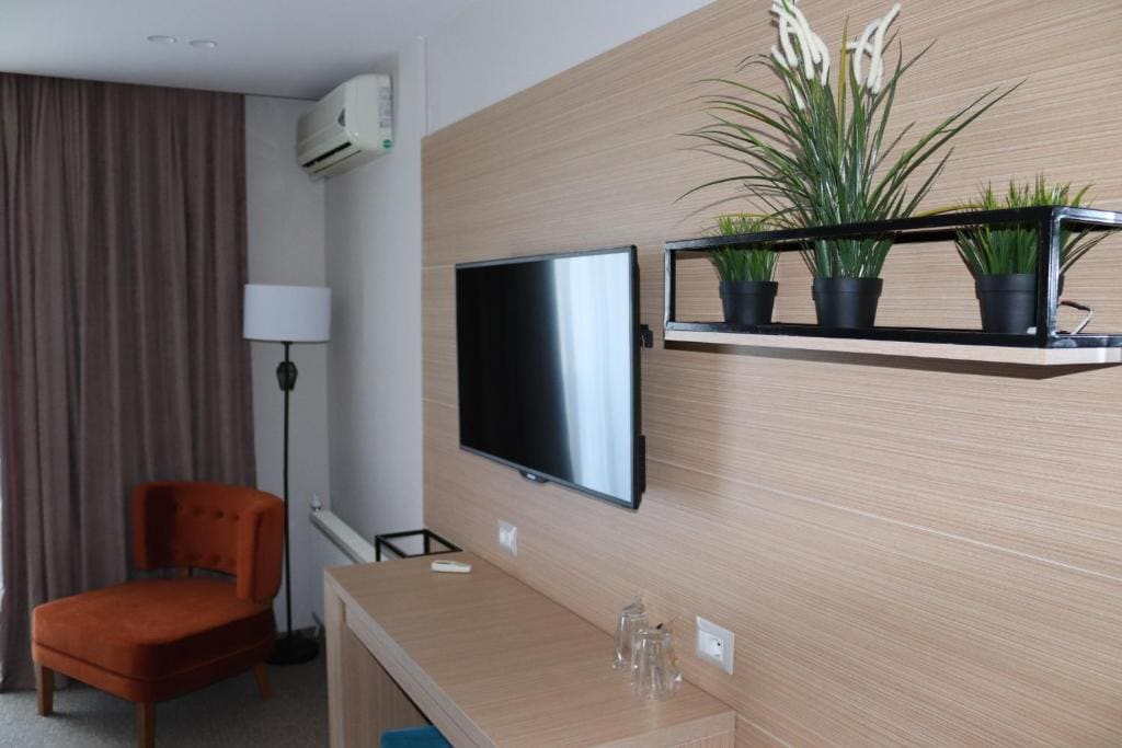 Deluxe Double Room with Balcony room - Image 3