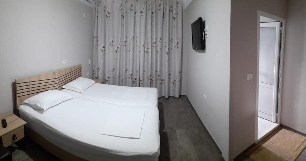 Double Room with Private Bathroom room - Image 3