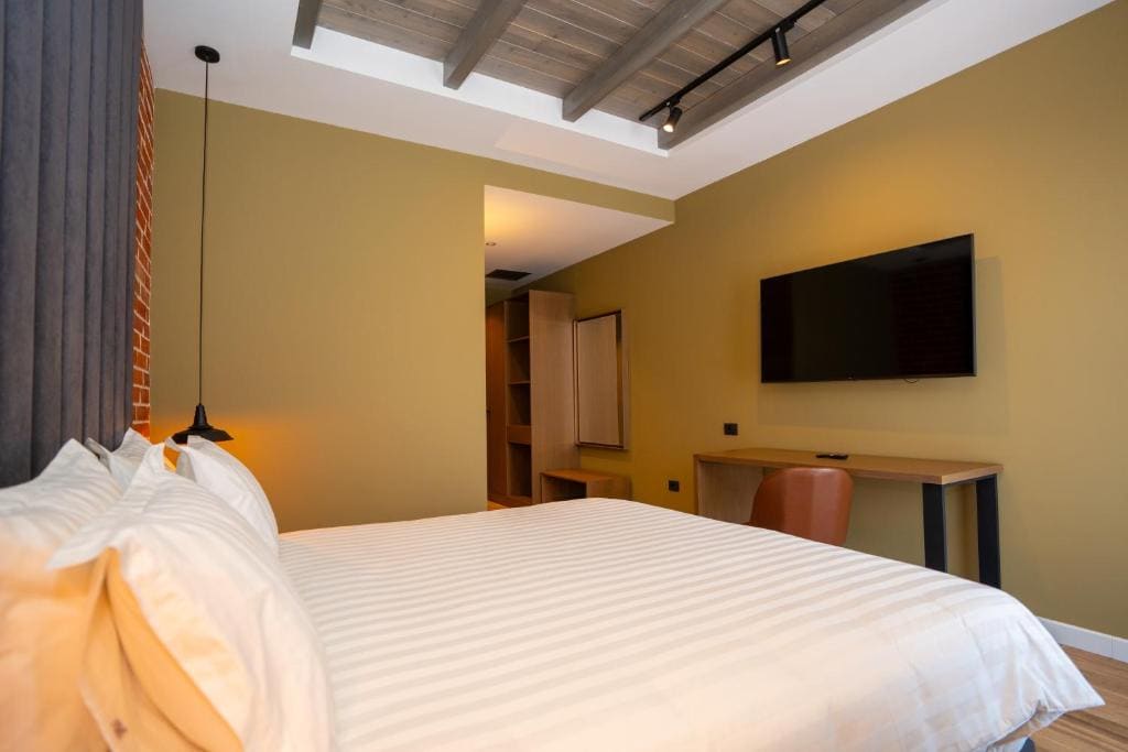 Double Room with Balcony room - Image 2