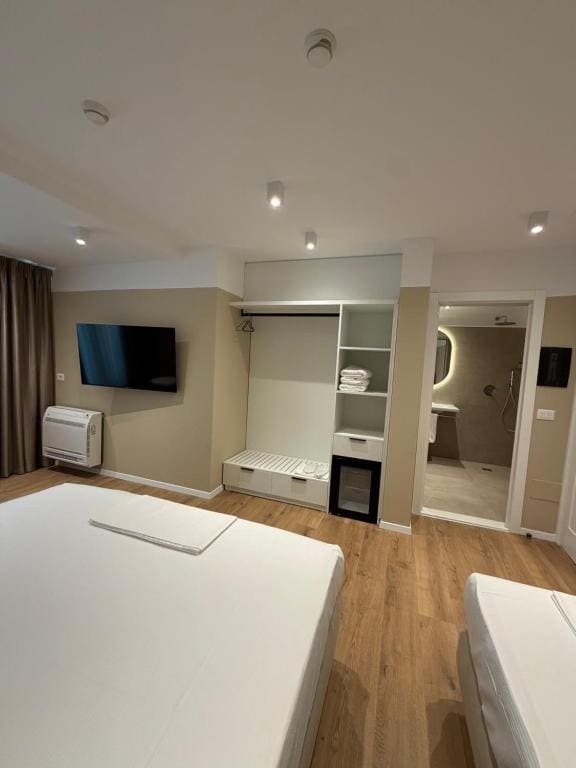 Superior Triple Room room - Image 3