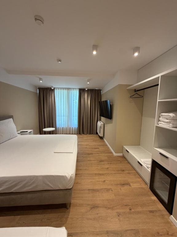 Superior Triple Room room - Image 1