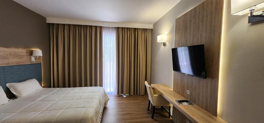 Double or Twin Room with Mountain View room - Image 2