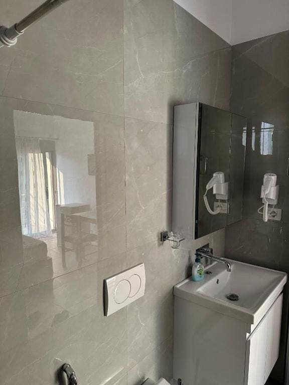 Deluxe Double Room with Balcony room - Image 3