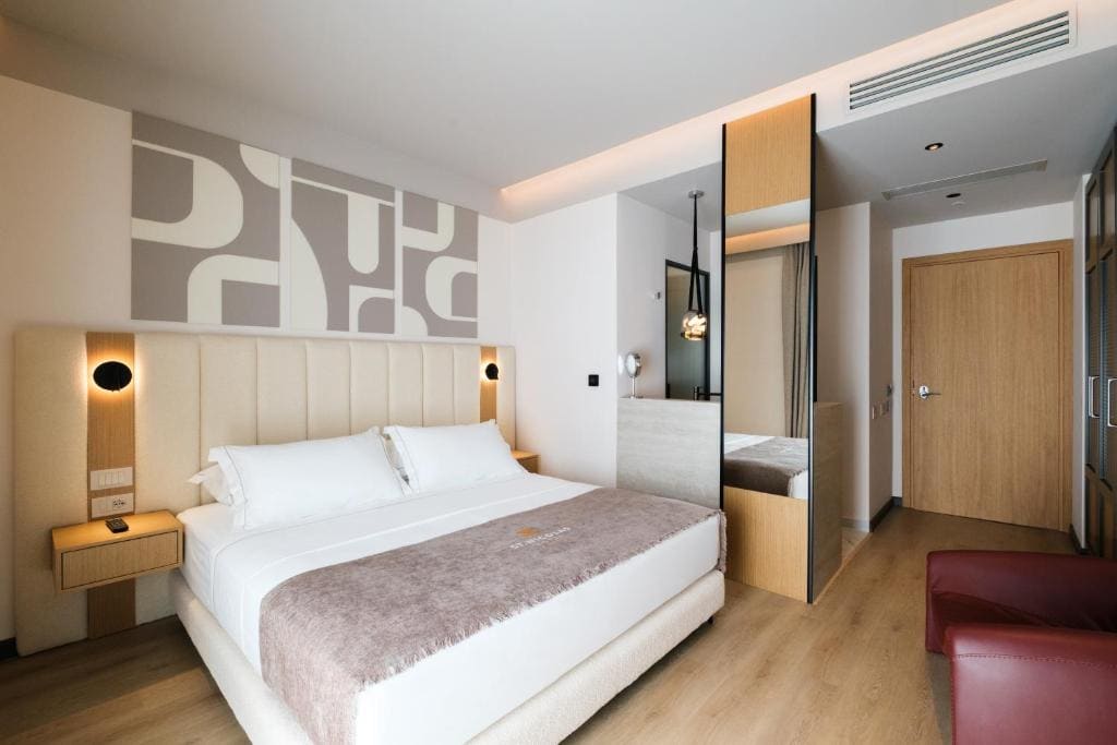 Deluxe Double Room with Side Sea View room - Image 3