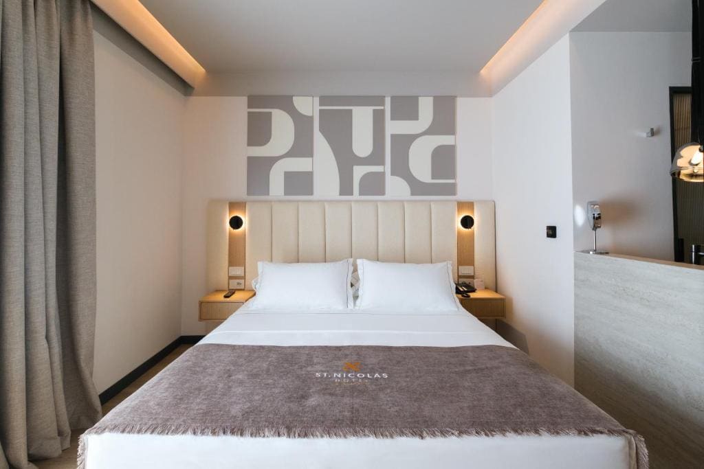 Deluxe Double Room with Side Sea View room - Image 2
