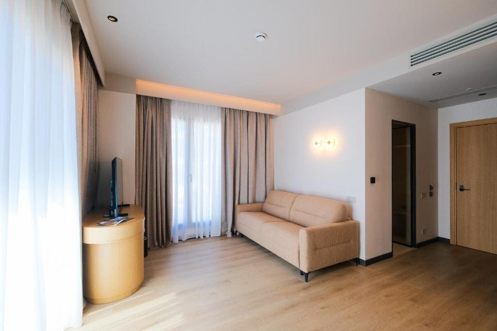 Family Room room - Image 3