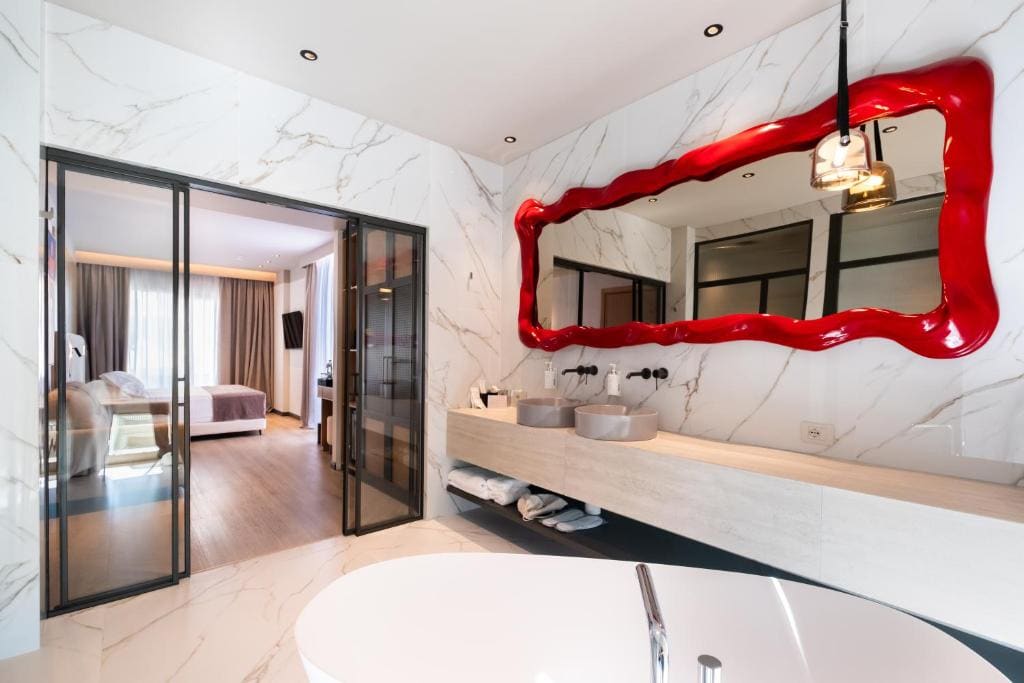 Junior Suite with bath tub room - Image 3