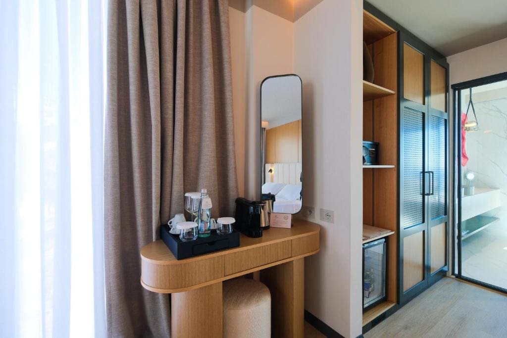Junior Suite with bath tub room - Image 2
