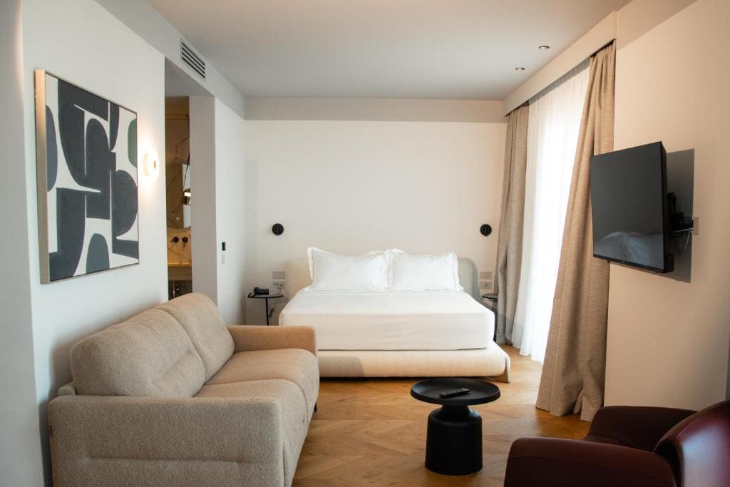 Luxury Superior Suite room - Image 2