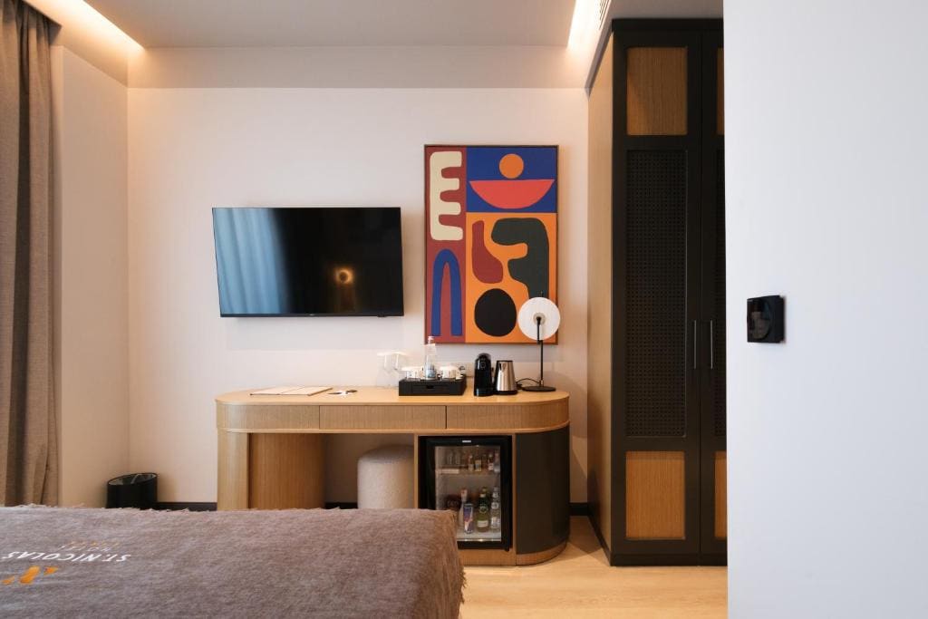 Standard Double Room with City View room - Image 3