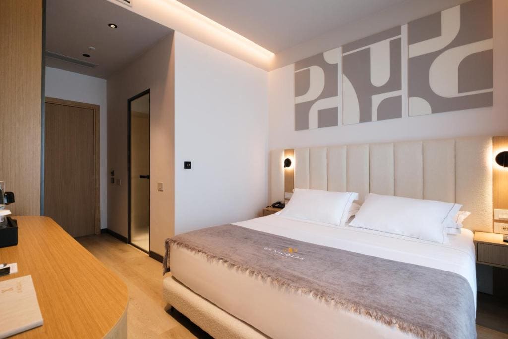 Standard Double Room with City View room - Image 2