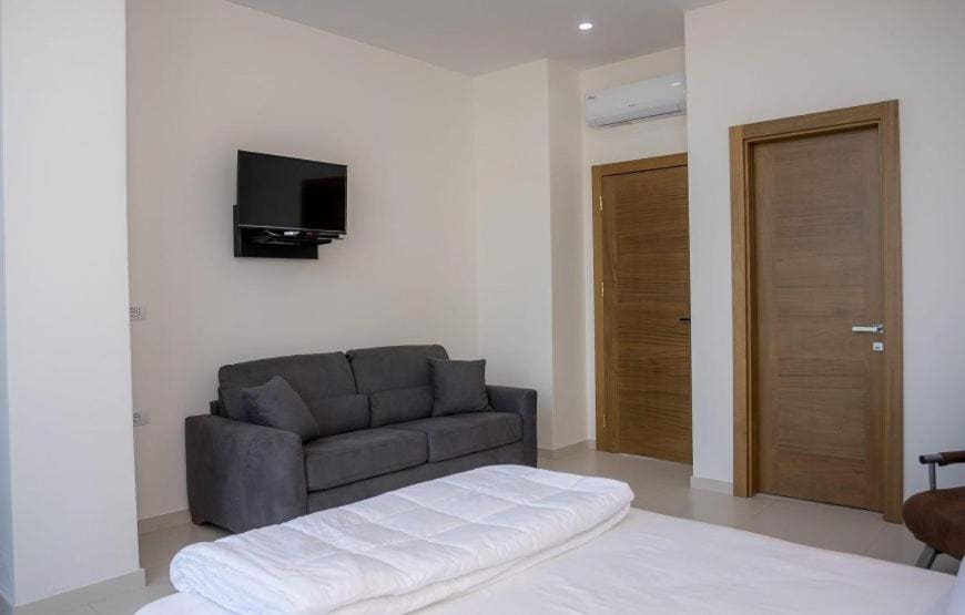 Double Room with Lake View room - Image 1