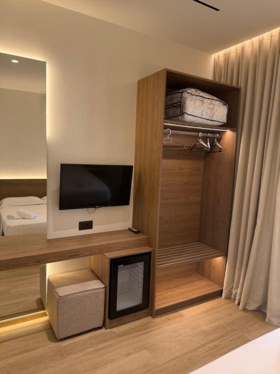 Deluxe Double Room with Balcony and Sea View room - Image 3