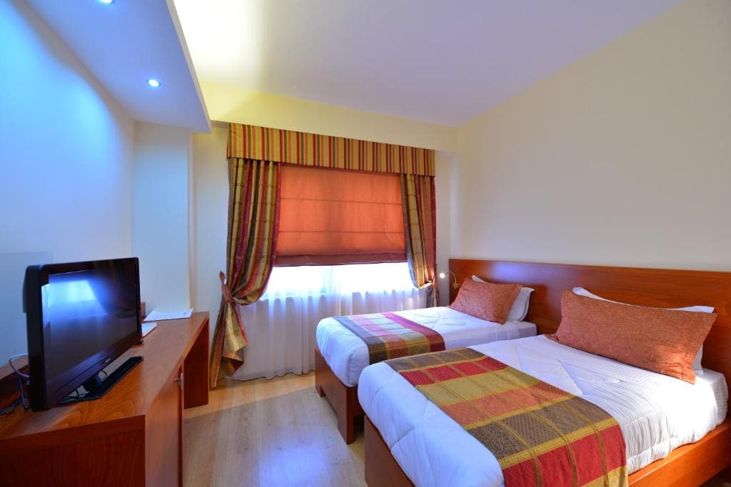 Superior Twin Room room - Image 3