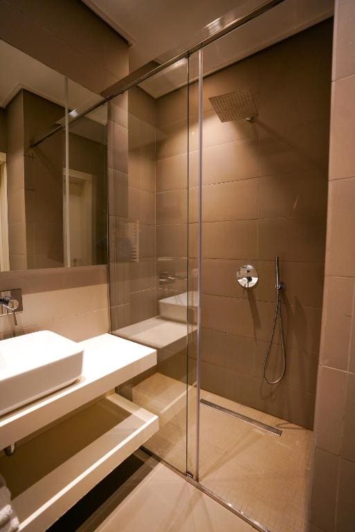 Deluxe Double Room with Balcony room - Image 3