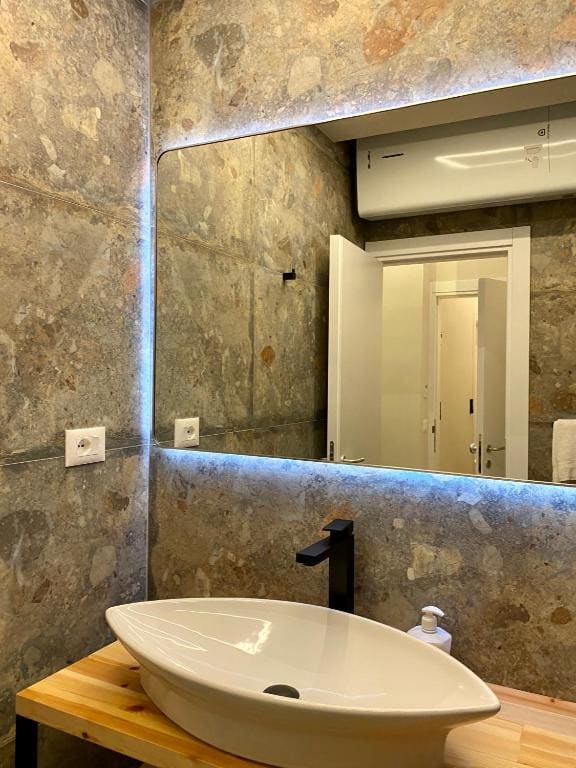 Deluxe Double Room with Balcony room - Image 1