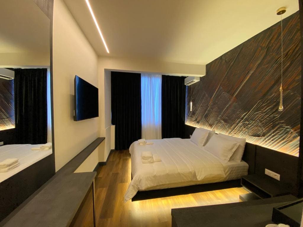 Deluxe Double Room with Balcony room - Image 2